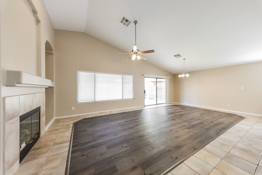 Building Photo - 8748 W Salter Dr