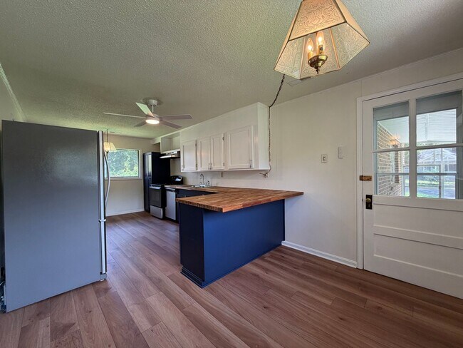 Building Photo - Charming 2/1 House in Celanese- $1,595
