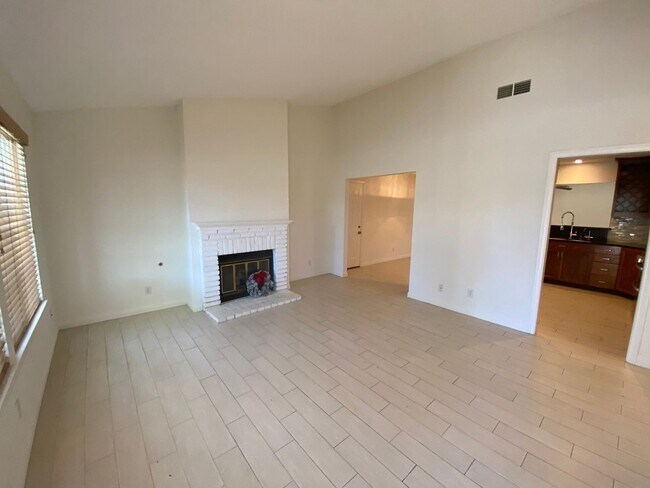 Building Photo - West Lancaster Pool Home