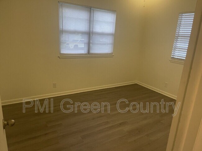 Building Photo - 428 S 67th E Ave