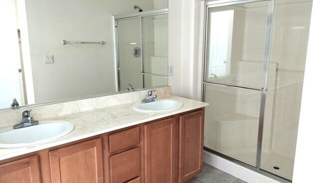 Building Photo - Spacious 4-Bedroom in Gated Copper Creek w...