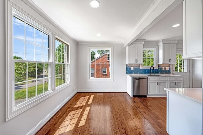 Building Photo - 5656 Kendall Dr