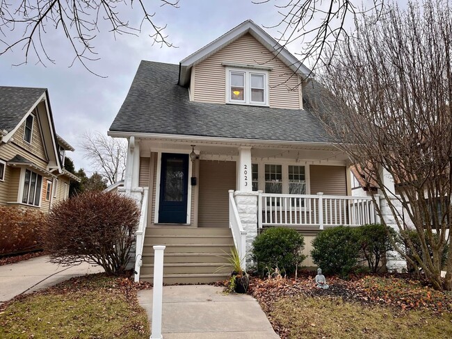 Building Photo - 2023 E Beverly Rd