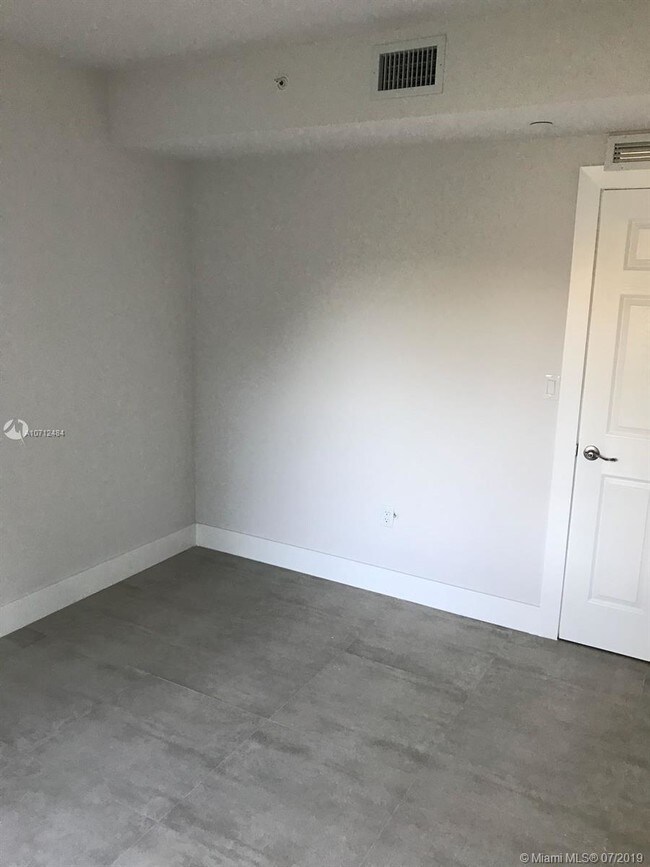 Building Photo - 1010 N 18th Ct