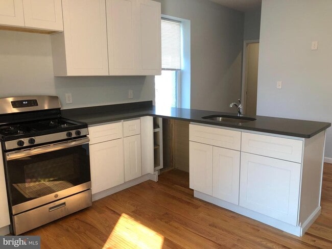 Building Photo - 441 Leverington Ave