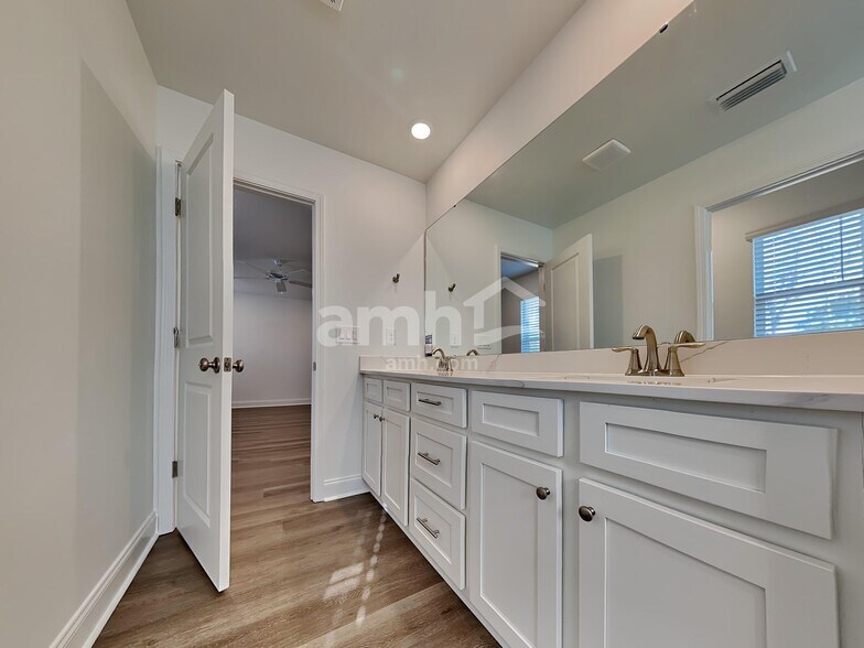 Building Photo - 110 Trevino Dr