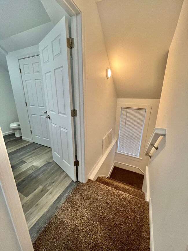 Building Photo - 815 W 11th St