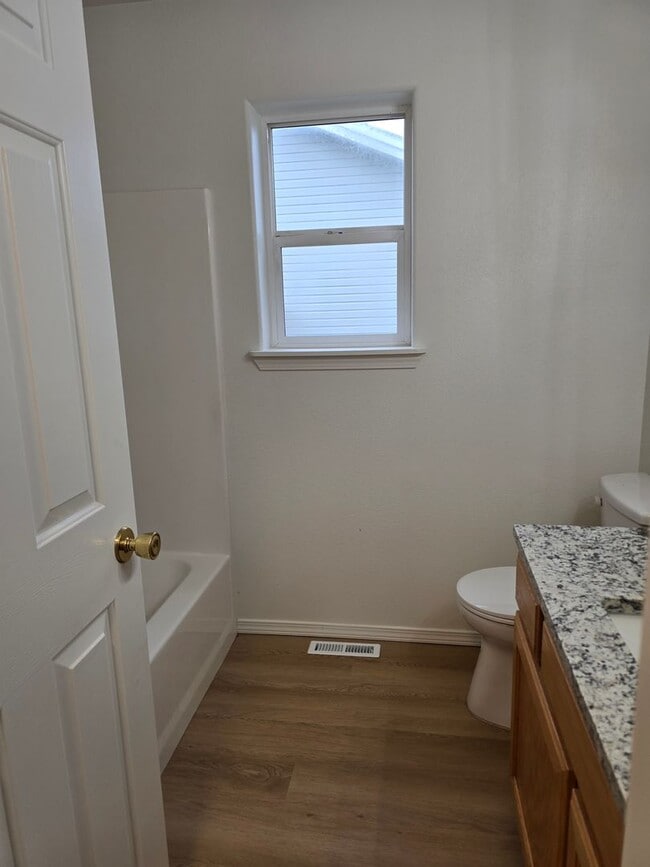 Building Photo - Freshly Updated 3 Bed | 2 Bath Home with Sunroom & Fenced Yard – Twin Falls