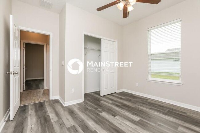 Building Photo - 3 Bedroom Pet-Friendly Home in GRAND ISLAND, FL with Main Street Renewal