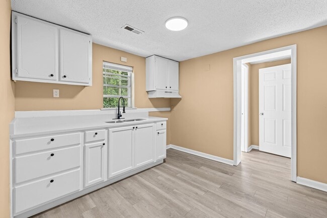 Building Photo - Charming 3 Bedroom 2 Bathroom Home