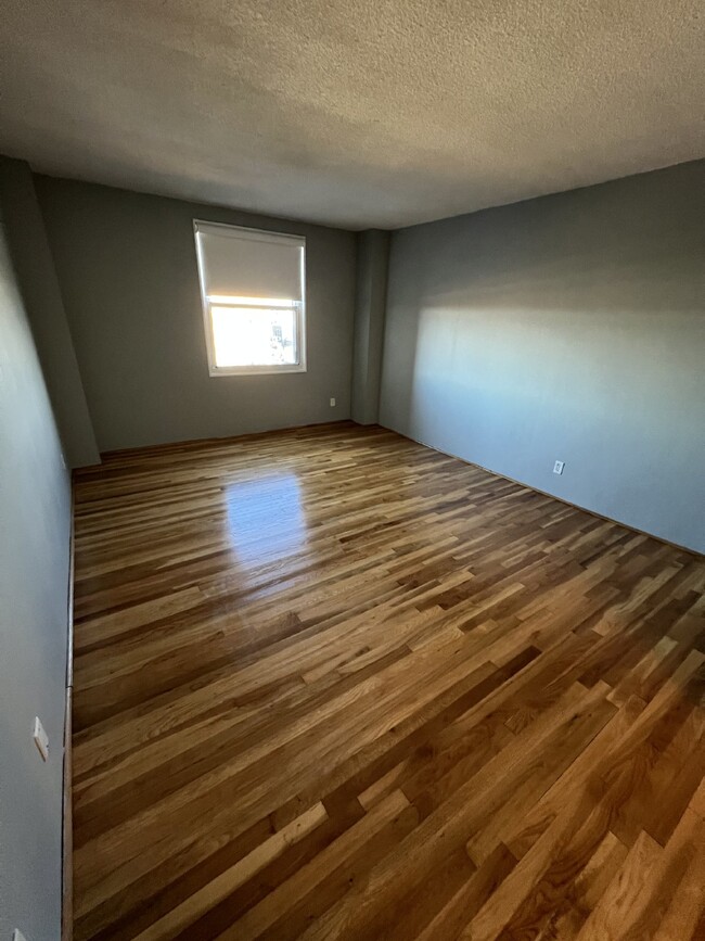 Building Photo - 1BD/1BA Charming Baltimore Condo