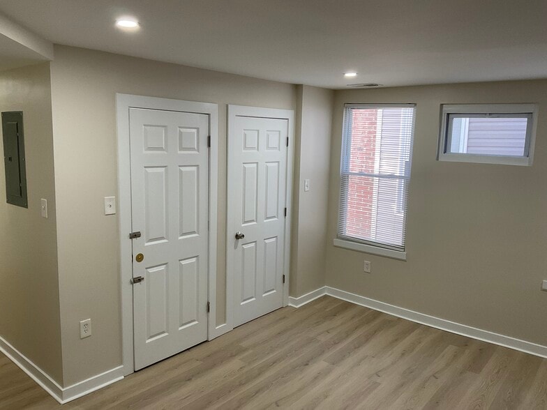 Building Photo - 903 Lindley Ave