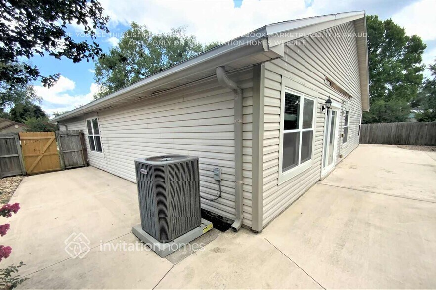 Building Photo - 8488 Branchwater Dr