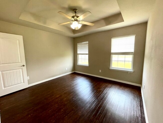 Building Photo - 4820 Lakeshore Dr