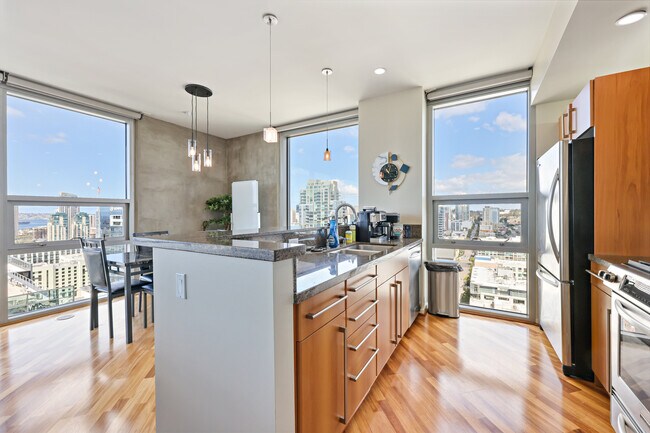 Building Photo - 321 10th Ave