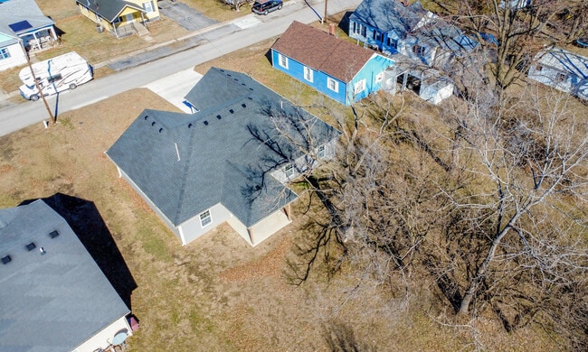 Building Photo - 524 W Maple St