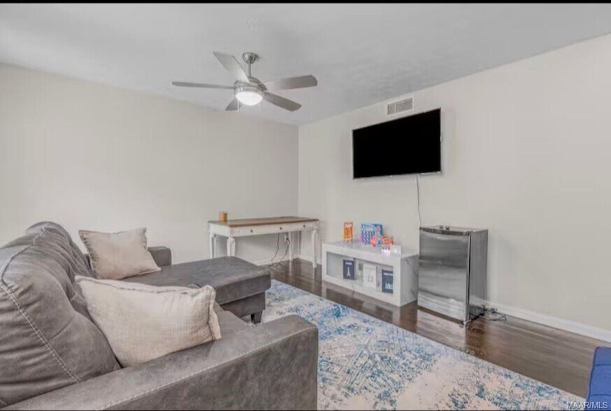 Building Photo - 14 Creek Dr