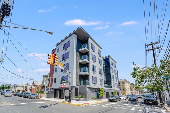 Building Photo - 400 69th St