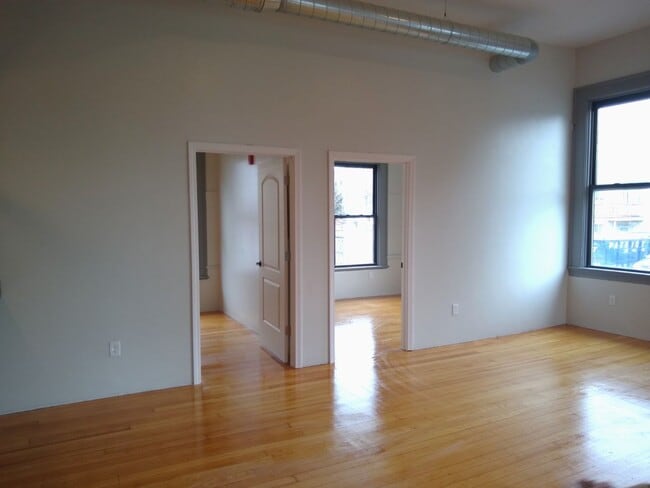 Building Photo - 19-21-21 Hedley Ave