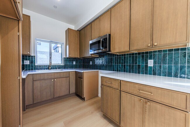 Building Photo - Luxury Never Before Lived in Townhomes!