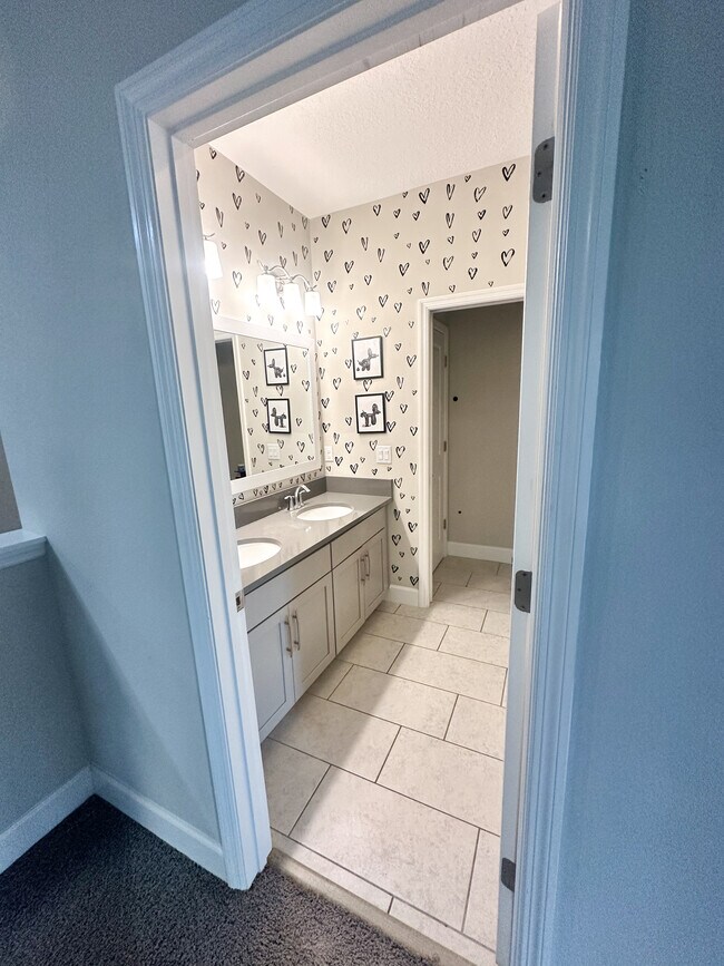 Building Photo - Longwood Townhouse