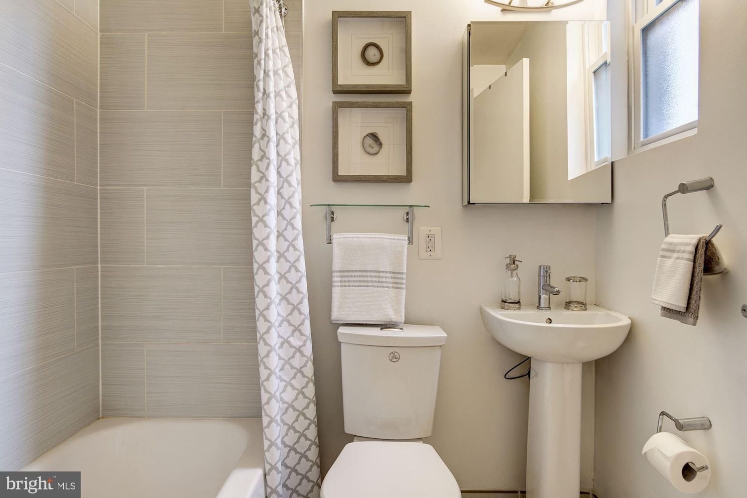 Building Photo - 809 Otis Pl NW