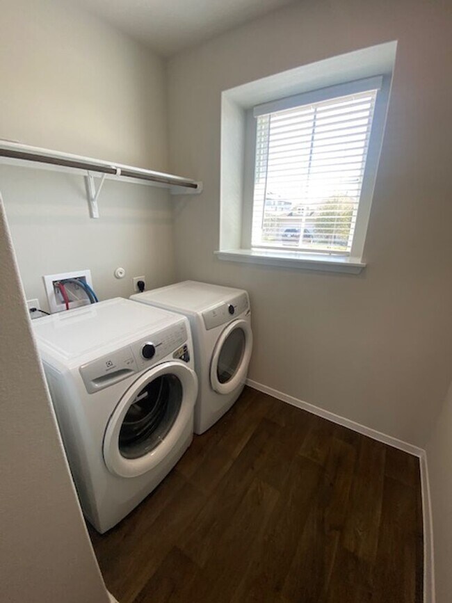 Building Photo - Brand New 4 Bed 2.5 Bath House with Large ...