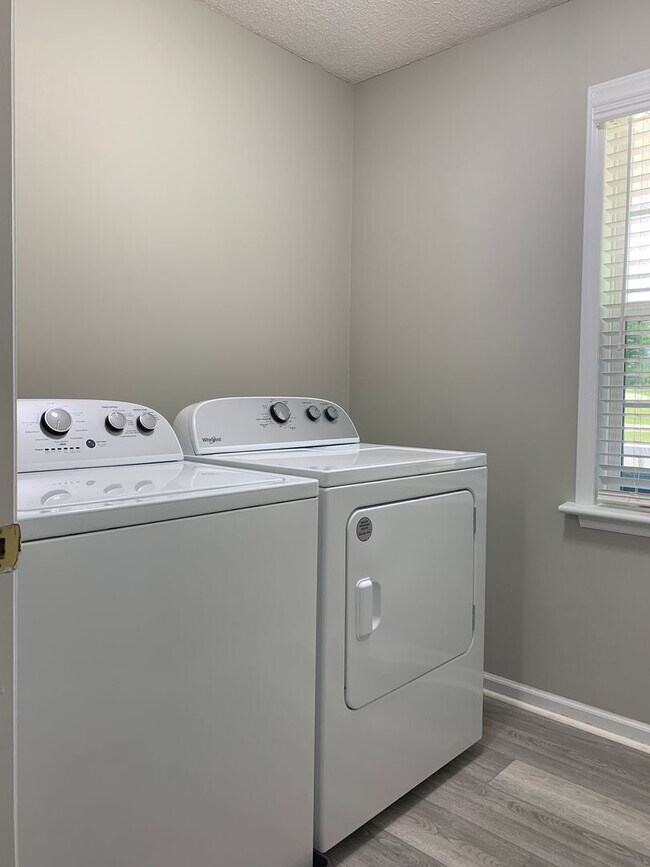 Building Photo - Fantastic Renovated Raleigh Ranch, With Am...