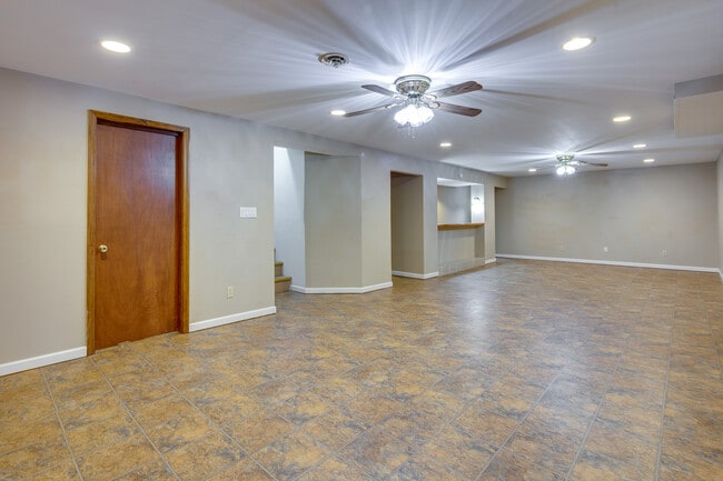 Building Photo - 2830 Flintwood Dr