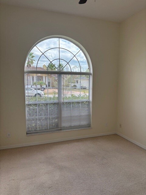 Building Photo - Close to Town Center and Shopping