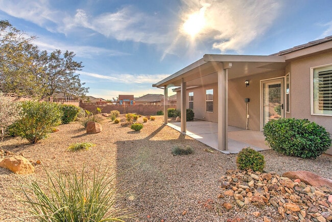 Building Photo - 3 bed 2 bath home with fully-fenced yard