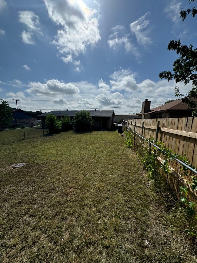 Building Photo - 807 N 3rd St