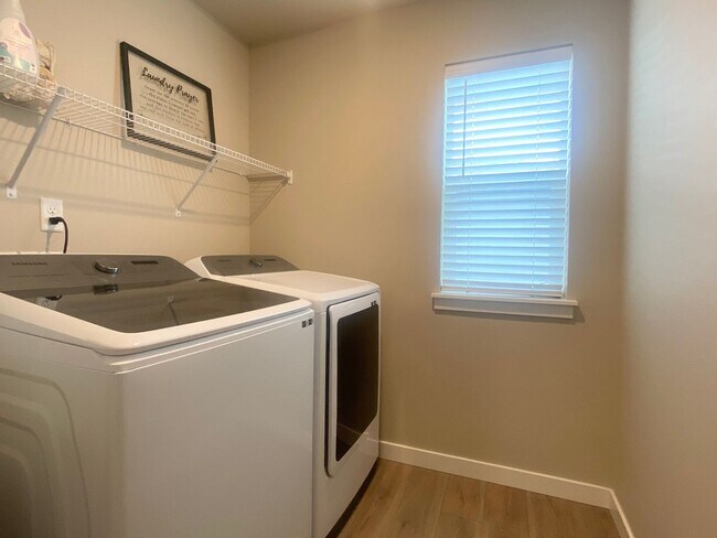 Building Photo - Modern Bonney Lake Home w/ AC  **SHORT TERM LEASE **