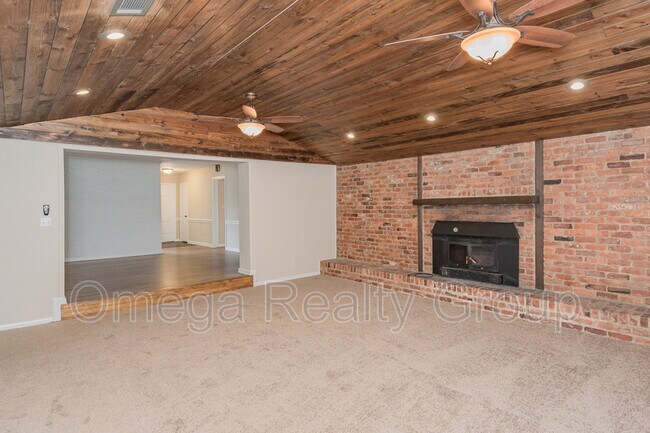 Building Photo - 1861 Gillespie Dr