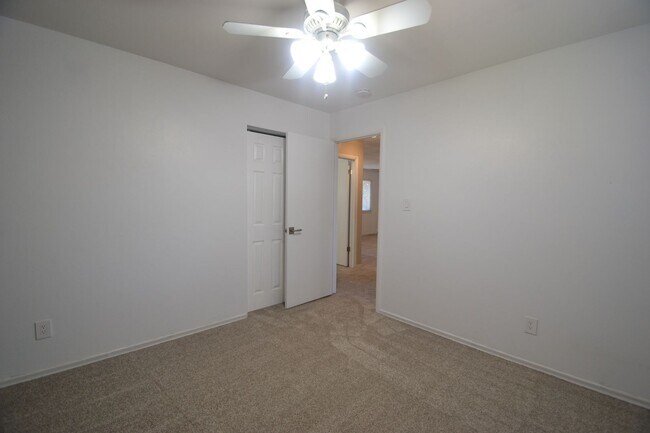 Building Photo - 1002 N Walnut St