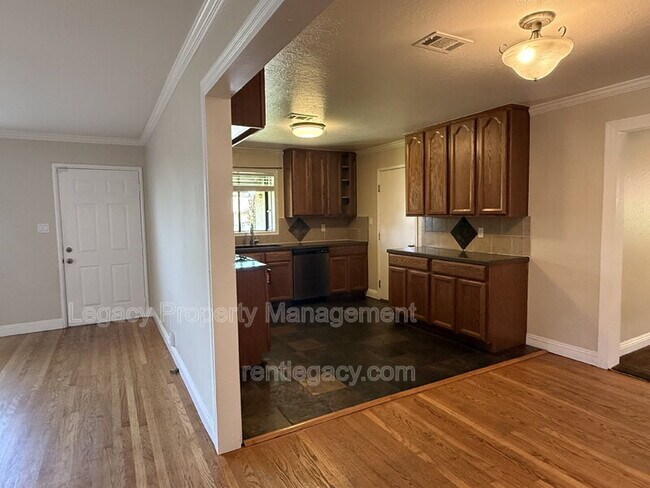 Building Photo - 309 Plum St
