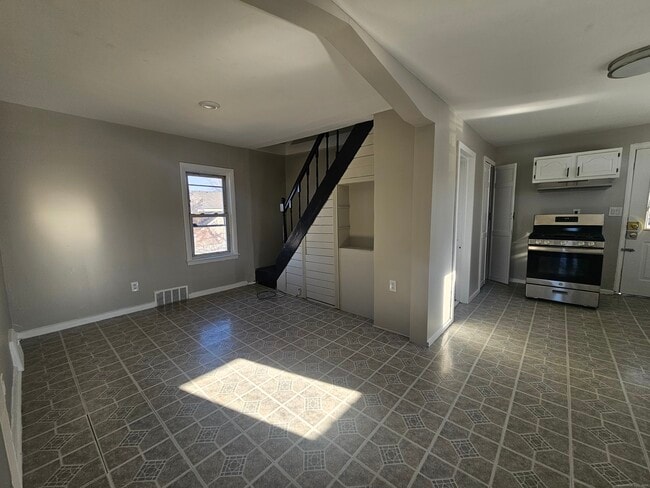 Building Photo - 370 Bruce Ave