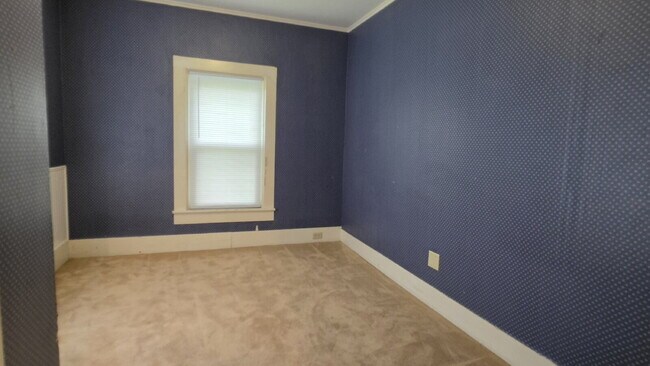 Building Photo - "Cozy & Convenient 2-Bedroom Duplex In Neenah – 800 Sq Ft of Comfortable Living!"