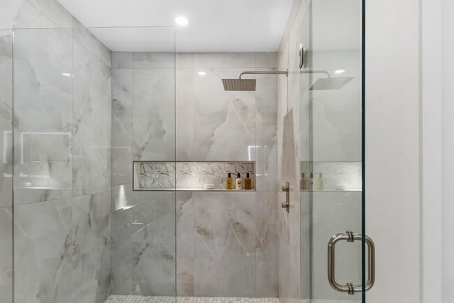 Building Photo - 269 Vista Royale Cir W