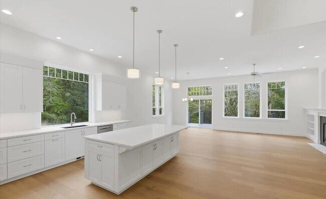 Building Photo - Spacious Custom Built Home in NW Corvallis