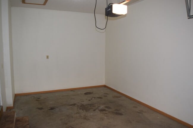 Building Photo - Spacious 3 bedroom, 2 bathroom duplex!