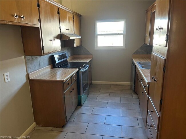 Building Photo - 3 bed, 2 bath, House.