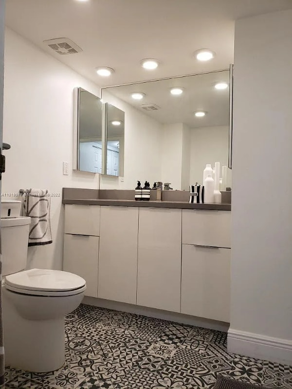 Building Photo - 555 NE 15th St