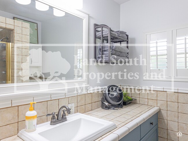 Building Photo - 327 Easton Dr