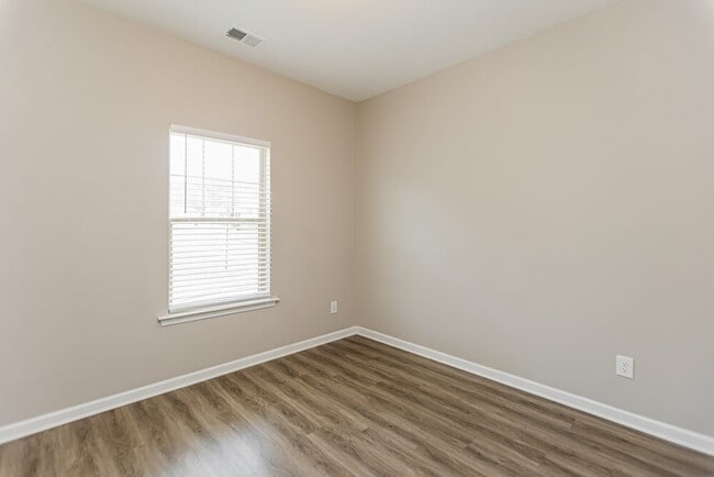 Building Photo - 136 Camellia Way