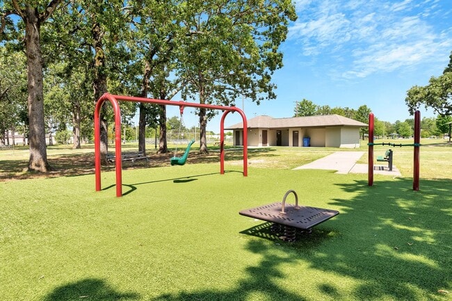 Building Photo - Like New 3-bedroom 2.5 bath Duplex in Gent...