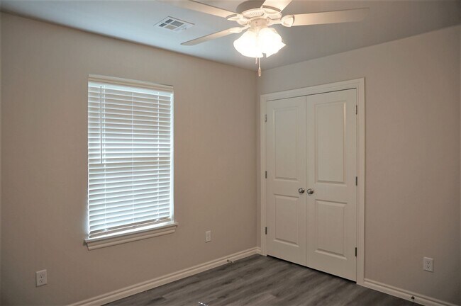 Building Photo - 3 Bed 2 Bath 2 Car Duplex in Chisholm Creek NW OKC