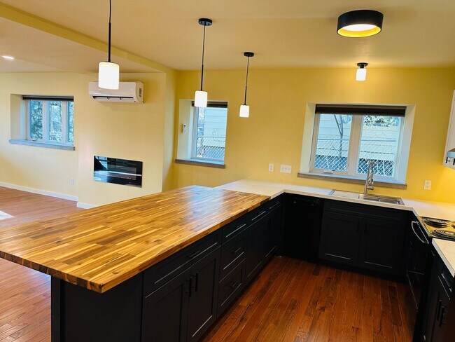 Building Photo - 605 Alderson Ave