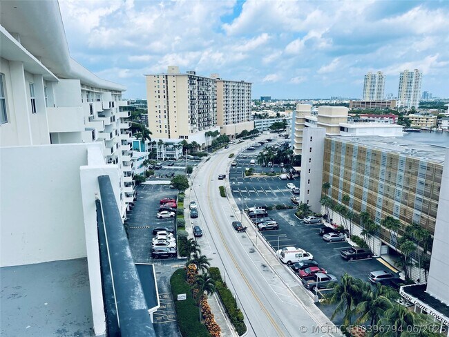 Building Photo - 401 Golden Isles Dr