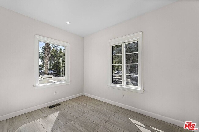 Building Photo - 1143 Cloverdale Ave
